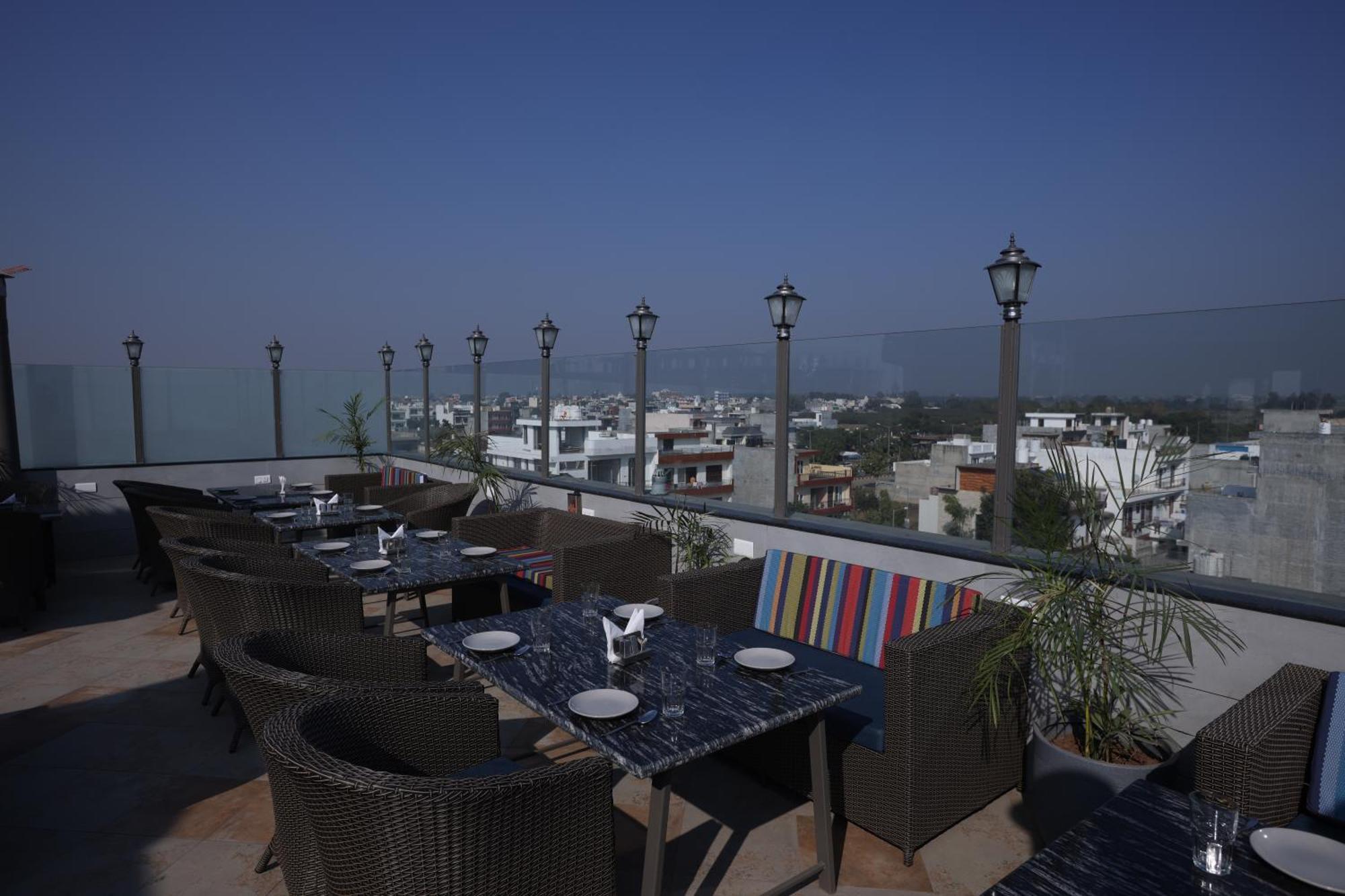 Hiraya Hotels Mohali Ngoại thất bức ảnh